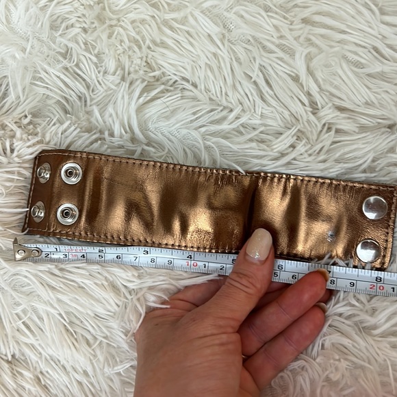 Hidden money compartment in this snap bracelet! - Picture 6 of 8